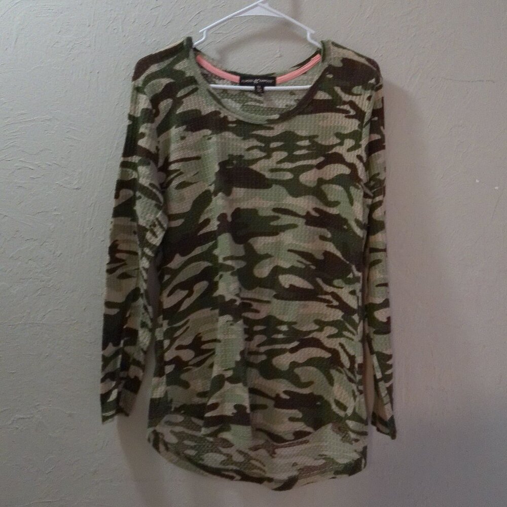 Almost Famous Women’s 1X Camo Waffle Knit Long Sleeve Top Casual Camouflage